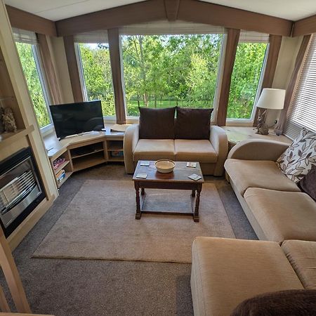 Red Squirrel Holiday Home In The Countryside, 10 Mins To Lligwy Beach Llandyfrydog المظهر الخارجي الصورة