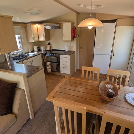 Red Squirrel Holiday Home In The Countryside, 10 Mins To Lligwy Beach Llandyfrydog المظهر الخارجي الصورة