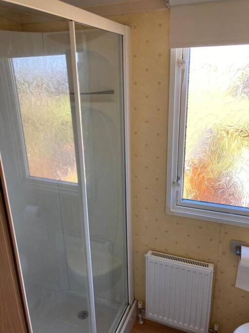Red Squirrel Holiday Home In The Countryside, 10 Mins To Lligwy Beach Llandyfrydog المظهر الخارجي الصورة