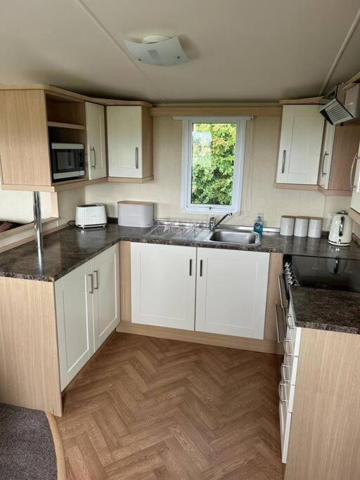 Red Squirrel Holiday Home In The Countryside, 10 Mins To Lligwy Beach Llandyfrydog المظهر الخارجي الصورة