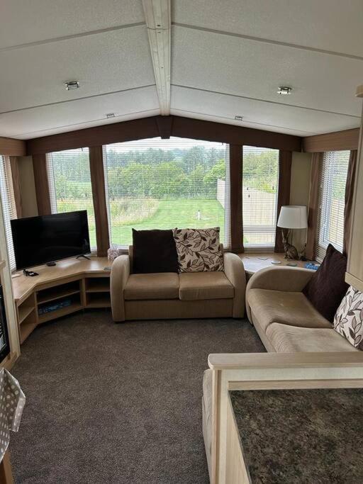 Red Squirrel Holiday Home In The Countryside, 10 Mins To Lligwy Beach Llandyfrydog المظهر الخارجي الصورة