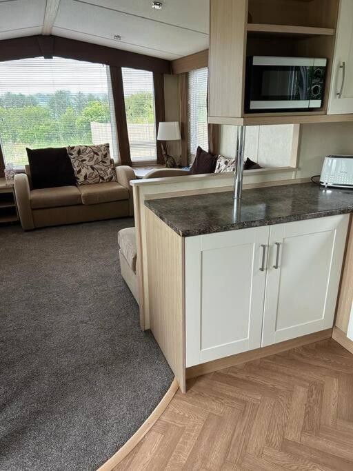 Red Squirrel Holiday Home In The Countryside, 10 Mins To Lligwy Beach Llandyfrydog المظهر الخارجي الصورة
