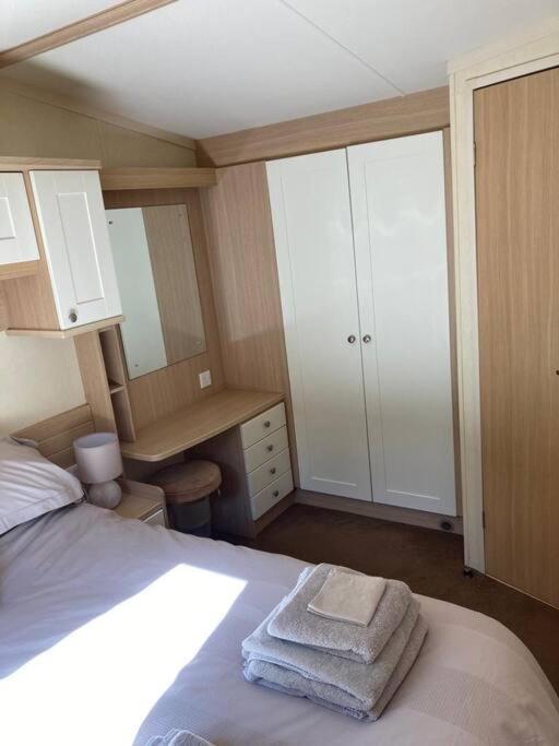 Red Squirrel Holiday Home In The Countryside, 10 Mins To Lligwy Beach Llandyfrydog المظهر الخارجي الصورة